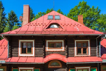 Ośrodek Górski Kordon z zewnątrz, drewniany dom z czerwonym dachem, zbliżenie