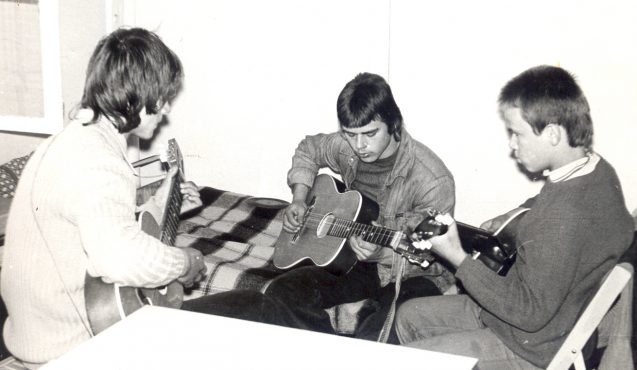 zdjęcie czarno-białe, dzieci grające na gitarze