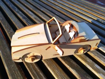 model drewnianego samochodu ze sklejki, zabawka