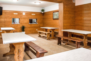 Jadalnia, Ośrodek Górski Kordon, stoły i ławy drewniane