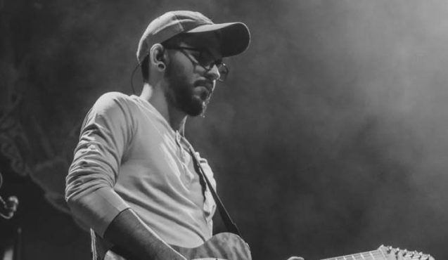 zdjęcie mężczyzny grającego na gitarze