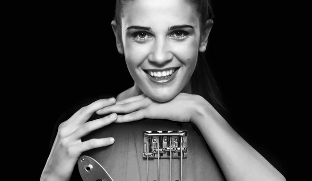 zdjęcie kobiety portret z gitarą